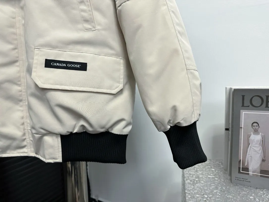 [Canada goose] 01 Exdition Parka Down Jacket for Couples Authentic original version, you need to compare Authentic to check it at any time, accessories are all customized from the original factory 💯The softness and hardness of the fabric is compared with Authentic, and it can be restored by kneading at will (fabric misunderstanding: fabrics with high hardness are not waterproof. Only those who buy the latest Authentic version this year will notice the softness and comfort of the fabric) 💯Down is synchronized with Authentic white duck down, fluffy and not clumps Electronically controlled velvet filling machine 💯Customized Authentic YKK military-grade copper core zipper puller, high hardness and no jamming 💯The fur collar is purchased from Western Canada coyote skin original customization 💯All workmanship and wiring are controlled by workers with more than ten years of service. They must be horizontal and vertical, and are not allowed to be crooked. The inner wiring density is more sophisticated. Feel free to compare 💯labels, collar labels, washed labels, hangtags, zipper cords, pocket labels Back logo, collar velvet, Velcro fasteners, and cuffs. All details are updated simultaneously with Authentic. The best version with the most complete colors. All kinds of battle goods. Size: XS-XXL.